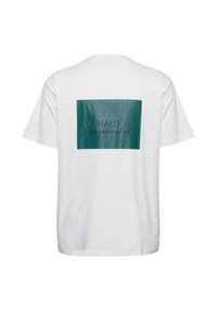 Weißes Baumwoll-T-Shirt mit einem grünen grafischen Rechteck auf dem Rücken, das ein Konturlinien-Design zeigt, und schwarzem Text, der "HALO OFF DUTY GEAR" liest.