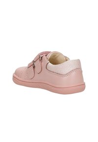 Sneaker in pelle rosa con due strappi in Velcro, punta arrotondata e retro testurizzato. Presenta una superficie liscia e una suola in gomma resistente per una buona aderenza.
