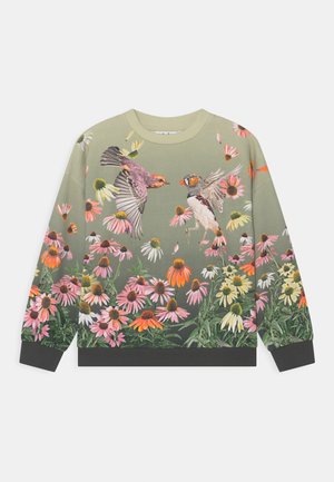 Bluza z kwiatowym wzorem w stonowanym oliwkowym kolorze, zdobiona żywymi ptakami oraz różnorodnymi kwiatami w odcieniach różu, pomarańczu i bieli. Czarne mankiety.