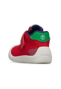 Scarpa per bambini in rete rossa con suola in gomma bianca, accenti verdi e blu, e una fascia con chiusura a velcro. Presenta una texture sui lati e dettagli del logo.