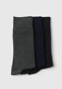 Tres pares de calcetines acanalados en gris oscuro, azul marino y negro. Fabricados con un material de punto suave con una textura lisa y puños elásticos.