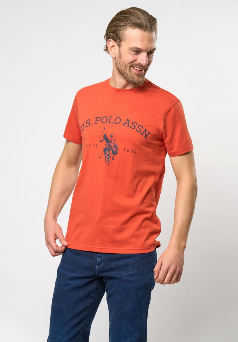 U.S. Polo Assn. ARCHIBALD - Apdrukāts T-krekls - burnt ochre