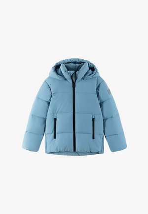 Giacca puffer azzurro chiaro con cappuccio, zip frontale e due tasche laterali con zip. Presenta una texture trapuntata e dettagli neri.
