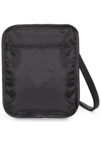Borsa a tracolla nera in tessuto con design piatto, tasca frontale singola e tracolla regolabile; texture liscia, stile minimalista.