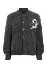 Cardigan boutonné duveteux gris foncé avec col, poignets et ourlet côtelés, et un patch serpent blanc avec des lettres noires sur la poitrine gauche.