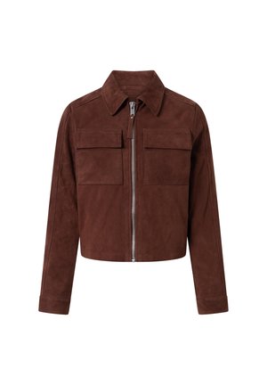 Braune Wildleder-Cropped-Jacke mit Frontreißverschluss, zwei Brustklapptaschen, langen Ärmeln und Kragen.