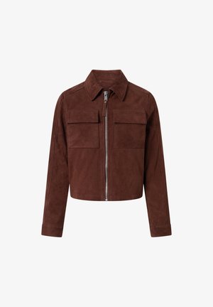 Brun ruskindsjakke med kort længde, frontlynlås, to brystlommer med klap, lange ærmer og krave.