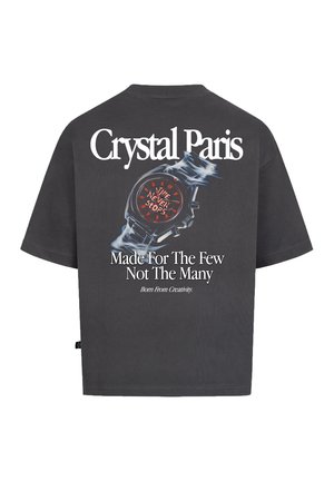 Grijze oversized t-shirt met gedurfde witte tekst. Het ontwerp op de achterkant bevat een horlogeafbeelding met rode accenten en de uitdrukking "Tijd staat nooit stil."