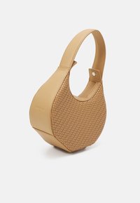 Sac à main en cuir tressé beige, de forme arrondie, avec une large anse et des côtés lisses. Présente un motif tressé texturé sur un côté.