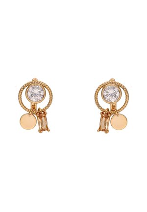 Náušnice ve zlaté barvě mají design krouceného kruhu, velký průhledný kámen a visící ozdoby ve tvaru kruhového a obdélníkového drahokamu.