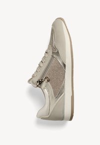Beige a metalické tenisky se šněrováním a bočním zipem, paneli z texturované tkaniny a kontrastní světlou hnědou podrážkou.