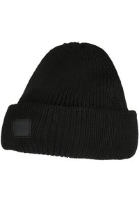 Beanie negru dintr-un material tricotat, cu o textură ribbed și o margine pliată. Dispune de o etichetă rectangulară neagră cu text embossat. Material moale.
