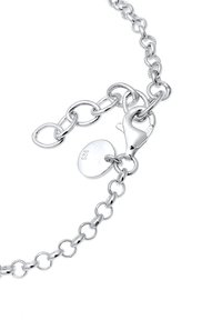 Armband i sterlingsilver med oval länkdesign, en lucka, och en cirkulär tagg med "925" gravyr. Högblank yta.