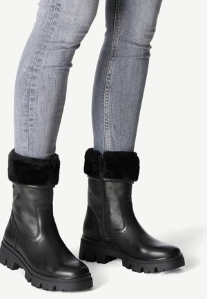 Bottes de cheville en cuir noir avec une finition texturée, un revers en fourrure et une semelle en caoutchouc épaisse. Détail zippé sur le côté pour une fonctionnalité améliorée.