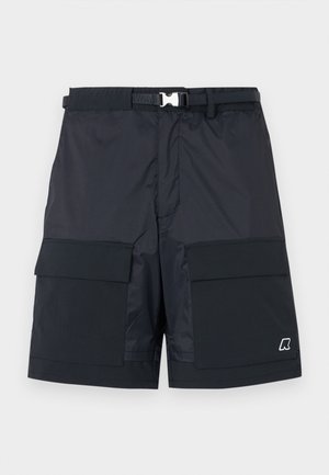 Črne cargo kratke hlače iz lahkega materiala, ki vključujejo pas, dva velika sprednja žepa in logotip na spodnjem desnem delu.