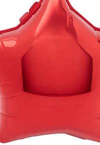 Rød plastik opbevaringsbeholder formet som en stjerne, med en glat overflade og et hulrum til opbevaring af genstande.