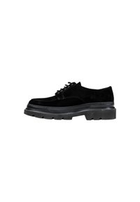 Scarpa in suede nera con suola in gomma spessa e testurizzata. Presenta lacci e punta rotonda. Il design è minimale, senza motivi o accenti aggiuntivi.