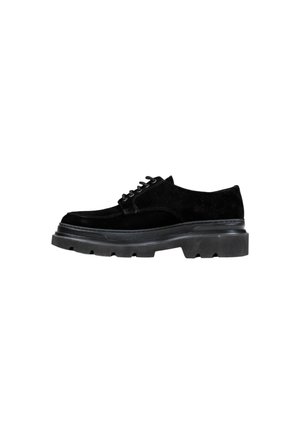 Scarpa in suede nera con suola in gomma spessa e testurizzata. Presenta lacci e punta rotonda. Il design è minimale, senza motivi o accenti aggiuntivi.