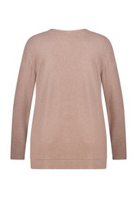 Lange mouw trui in zacht beige breiwerk, met een ontspannen pasvorm, ronde halslijn en subtiele textuur. Geen versieringen of patronen zichtbaar.