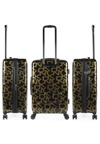 Maleta rígida con un patrón de logotipo de DKNY en negro y dorado, que cuenta con un mango telescópico, cuatro ruedas y cierres dobles para un cierre seguro.