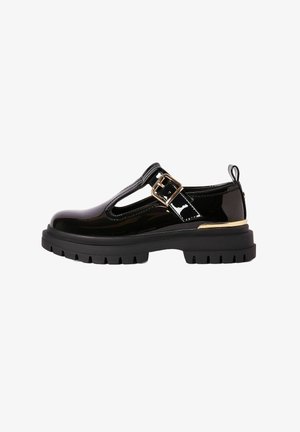 Czarne lakierowane buty na grubej podeszwie, z wycięciami, paskiem na klamrze i złotym akcentem na obcasie. Klasyczny i solidny design.