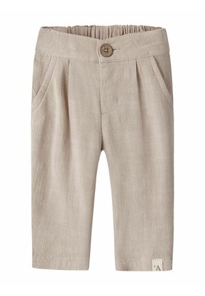 Beežid beebipüksid elastse vöökohaga, ees nupuga kinnine, küljetaskud ja väike kangasilt ääre lähedal valgel taustal.