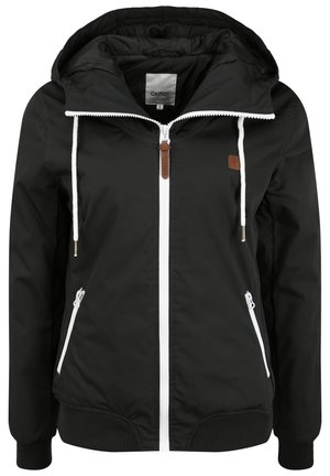 Chaqueta negra con cremallera y capucha, cremallera blanca y cordones ajustables. Tiene dos bolsillos con cremallera blancos y un detalle de cuero en la cremallera.