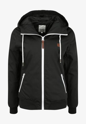 Zwarte ritsjack met capuchon, witte ritssluiting en aantrekkoorden. Voorzien van twee witte ritszakken en een leren accent op de rits.