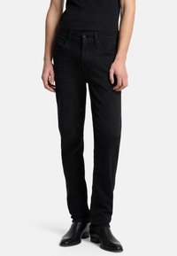 Schwarze Denim-Jeans mit geradem Schnitt, ausgestattet mit Fronttaschen und einem Knopfverschluss. Der Stoff hat eine glatte, leicht strukturierte Oberfläche.