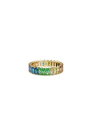 Goldener Ring mit rechteckigen Edelsteinen in einem durchgehenden Regenbogenmuster, darunter blaue, grüne, gelbe und pinke Steine.