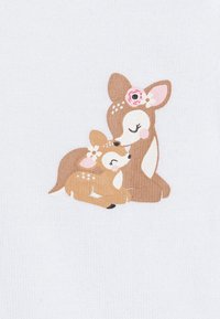 Smeđa ilustracija majke jelena i jareta na bijeloj pozadini. Majka ima cvjetni ukras na glavi i pjege na leđima.