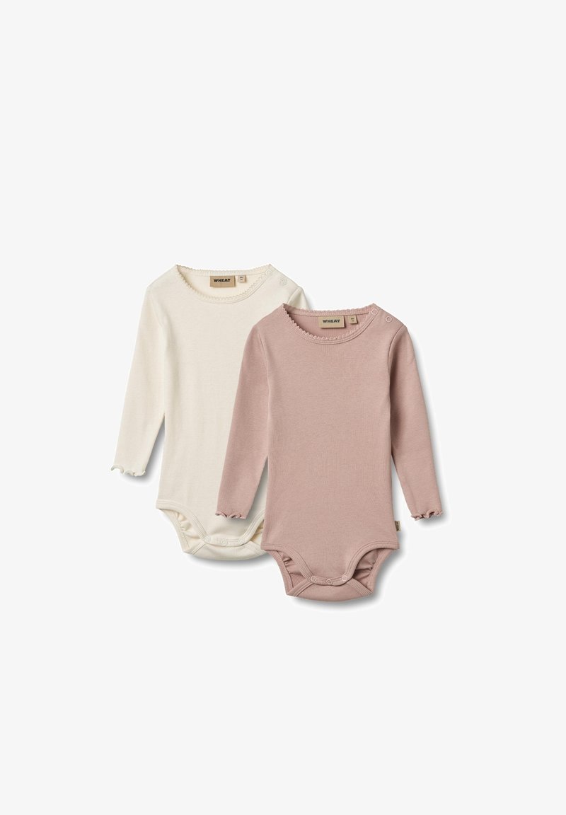 Deux bodysuits à manches longues, un crème avec des bords festonnés et un rose clair, tous deux en tissu côtelé doux avec des fermetures à pressions.