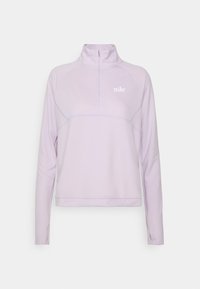 Pullover Nike di colore viola chiaro con colletto a mezza zip, maniche lunghe e cuciture a contrasto. Presenta un piccolo logo sul lato sinistro superiore.