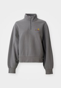 Sudadera gris de Carhartt con media cremallera, de mangas largas, con puños y dobladillo acanalados, y pequeño logo amarillo y rojo en el pecho.
