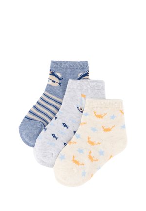 Tres pares de calcetines para bebé: uno azul con rayas y caras de animales, uno gris claro con pequeños estampados de animales, y uno crema con animales naranjas y estrellas azules.