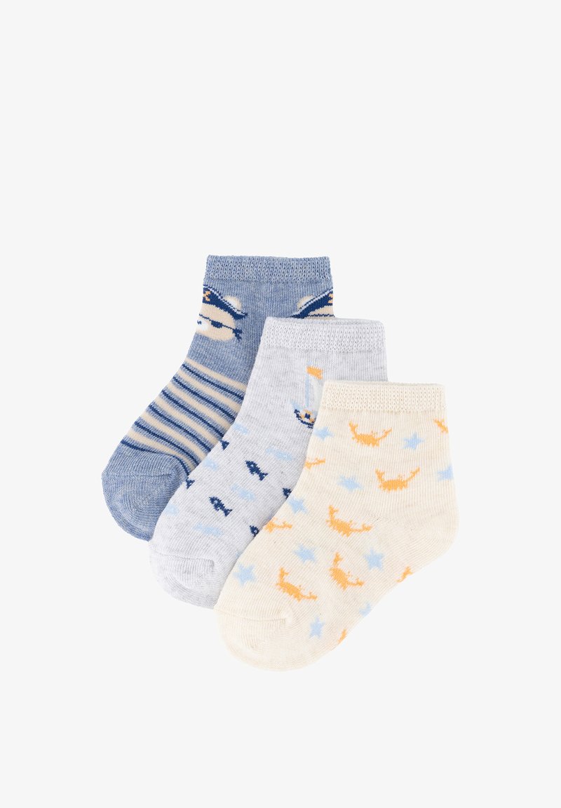 Tres pares de calcetines para bebé: uno azul con rayas y caras de animales, uno gris claro con pequeños estampados de animales, y uno crema con animales naranjas y estrellas azules.
