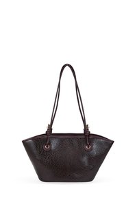 Bolso tote de cuero marrón oscuro con acabado texturizado, forma alargada, correas de hombro delgadas y acentos metálicos en la parte superior.
