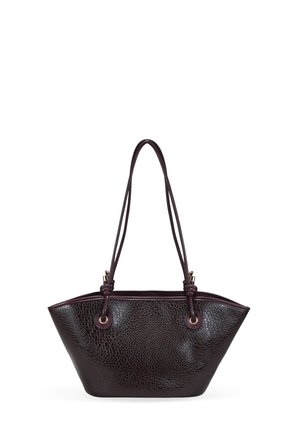 Bolso tote de cuero marrón oscuro con acabado texturizado, forma alargada, correas de hombro delgadas y acentos metálicos en la parte superior.