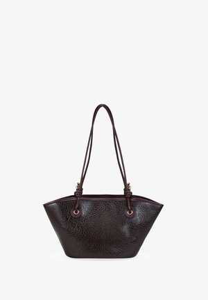 Bolso tote de cuero marrón oscuro con acabado texturizado, forma alargada, correas de hombro delgadas y acentos metálicos en la parte superior.