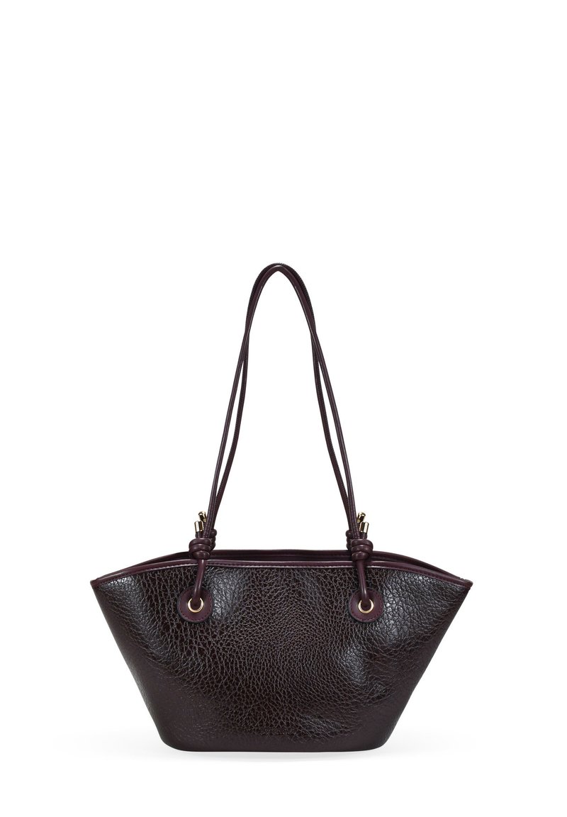 Bolso tote de cuero marrón oscuro con acabado texturizado, forma alargada, correas de hombro delgadas y acentos metálicos en la parte superior.