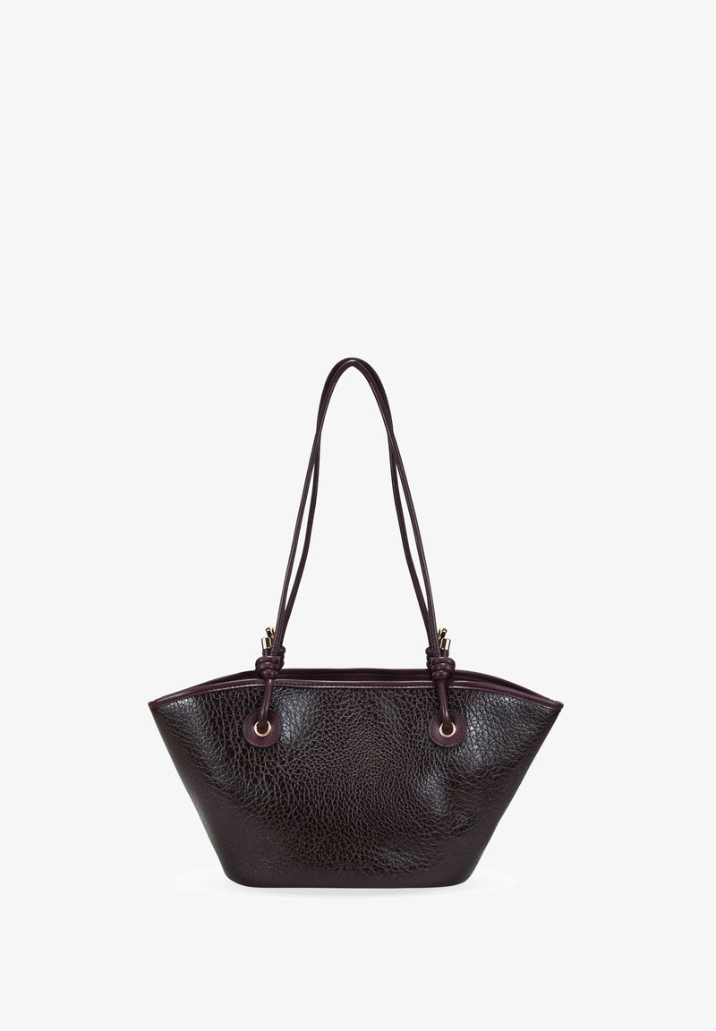 Bolso tote de cuero marrón oscuro con acabado texturizado, forma alargada, correas de hombro delgadas y acentos metálicos en la parte superior.