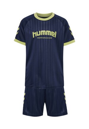 Marinblått sportset tillverkat av andas tyg; har vertikala ränder, gröna detaljer och "hummel"-logotyp på tröja och shorts.