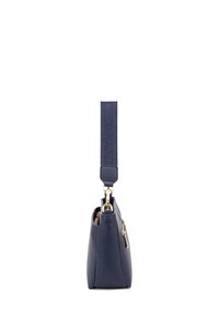 Borsa a tracolla in pelle blu navy con una finitura testurizzata, caratterizzata da dettagli in metallo dorato e una tracolla in tessuto, inclinata per mostrare il profilo e la forma.