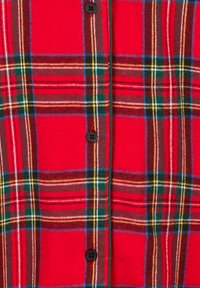 Rood geruit stof met verticale en horizontale gele, groene, witte en blauwe strepen, voorzien van een gestikte naad met zwarte knopen.