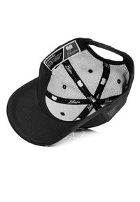 Schwarze Baseballmütze mit einem gebogenen Schild, einem Netzrücken und einem Innenfutter aus grauem Stoff mit schwarzen Akzenten und Logos.