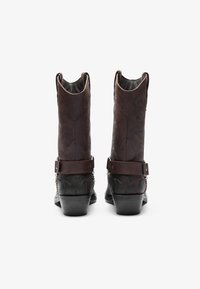 Braune Leder-Cowboy-Stiefel mit strukturierter Oberfläche, dekorativem Stickmuster, weitem Knöchel-Design und dunklem Absatz.