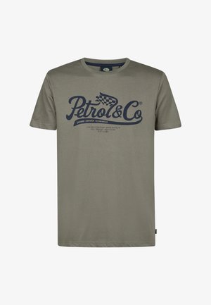 T-shirt en coton vert olive avec un col rond et des manches courtes, présentant un logo imprimé bleu marine et du texte sur le devant.