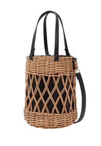 Borsa a cestino intrecciata con fodera in tessuto nero, corpo in rattan marrone chiaro e manici in pelle nera. Presenta un fermaglio in metallo dorato.