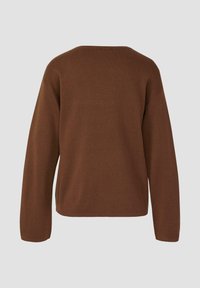 Pull en maille marron avec épaules tombantes, large encolure et manches longues. Texture douce, couleur unie et design décontracté.
