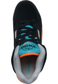 Czarne sneakersy wysokie z turkusowymi sznurowadłami i akcentami. Posiadają wyściełany kołnierz, siateczkowy język, szare wyściółki oraz pomarańczową wkładkę.